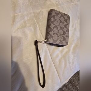 Signature Zip Wristlet in Khaki/Chalk
